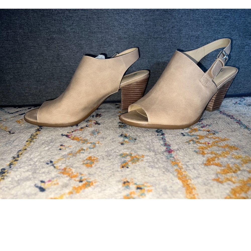 Naturalizer Tan Mules Sleek Design